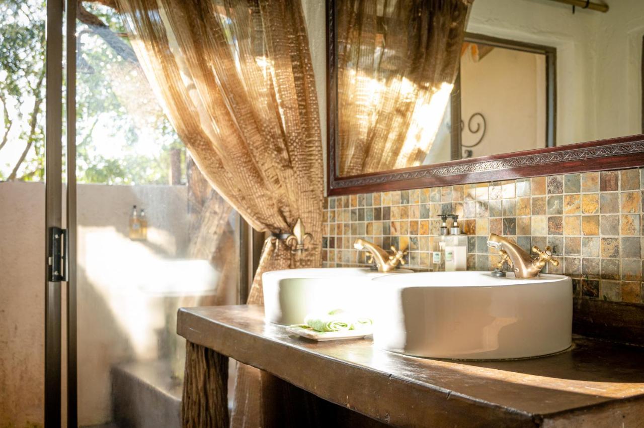 Umkumbe Safari Lodge Riverside Skukuza Bagian luar foto